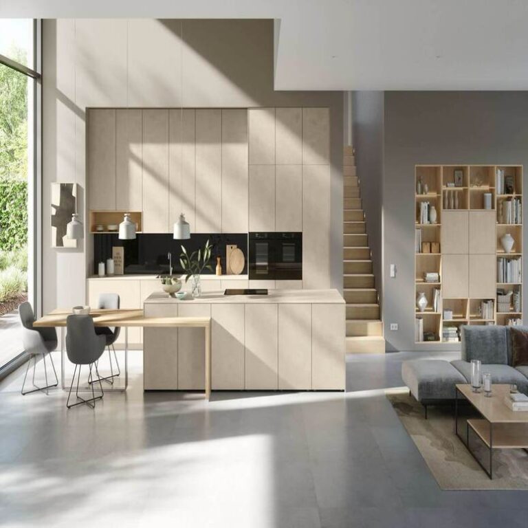 Offene moderne Küche in Beige mit Kochinsel, Essplatz und angrenzendem Wohnbereich – Küche kaufen in Fürth