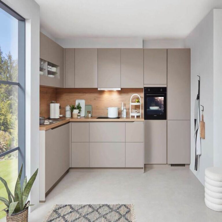 Musterküche in Kaschmir Musterküche in Kaschmir als L-Küche mit Holzrückwand und Backofen im Hochschrank – Küchenangebote Fürth