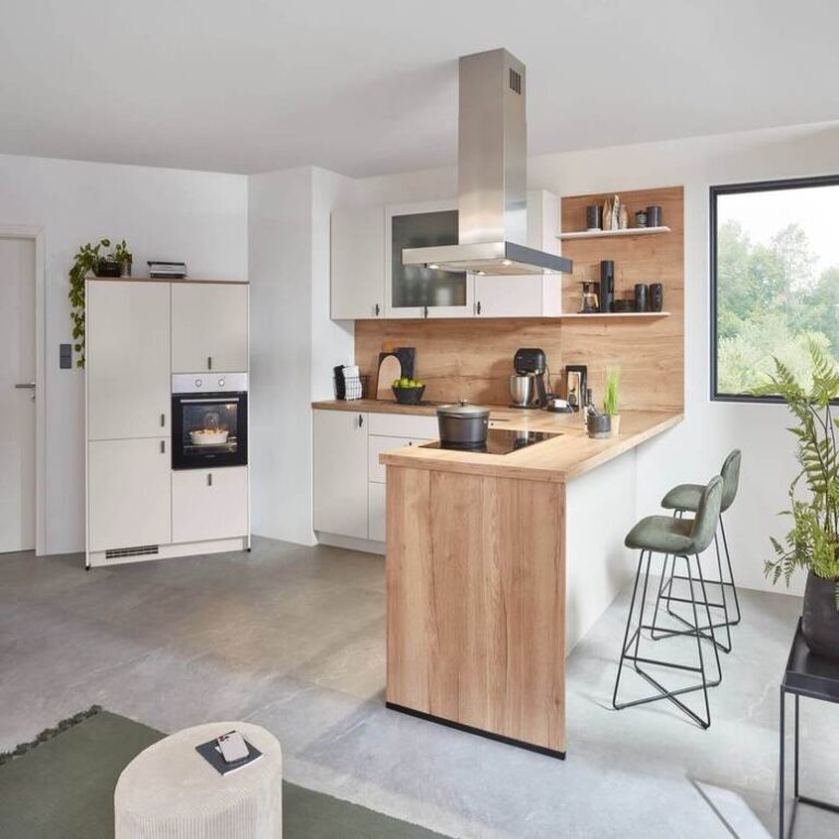 Aktionsküche: Offene Küche mit Holztheke Offene Küche mit Theke aus Holz, Barhockern und Insel-Dunstabzugshaube